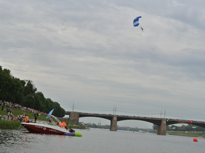 Фееричное выступление парашютистов ДОСААФ - Фото 2