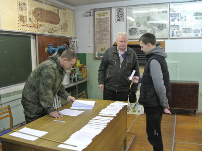 Курсанты сдали экзамен по устройству и эксплуатации топливо-масло заправщиков - Фото 3