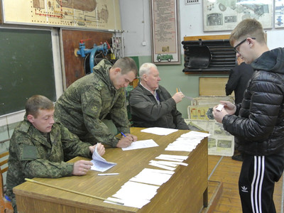 Курсанты сдали экзамен по устройству и эксплуатации топливо-масло заправщиков - Фото 1